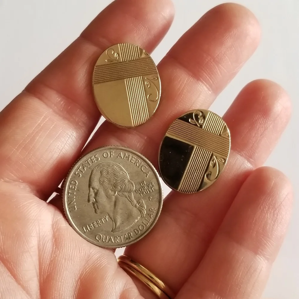 Vintage cufflinks gold tone oval etched design cuff links
